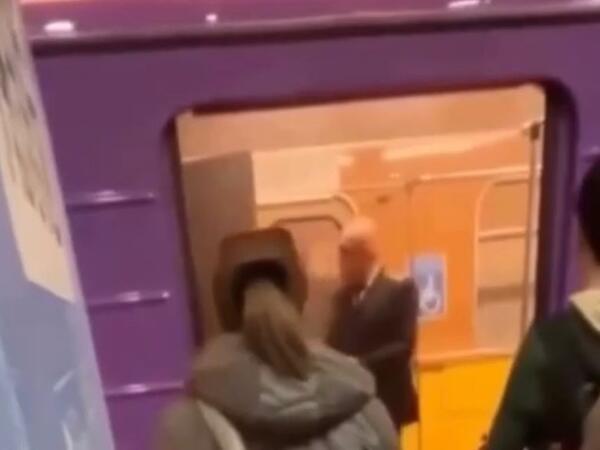 Bakıda qatarda TÜSTÜLƏNMƏ - Sərnişinlər TƏCİLİ düşürüldü - VİDEO