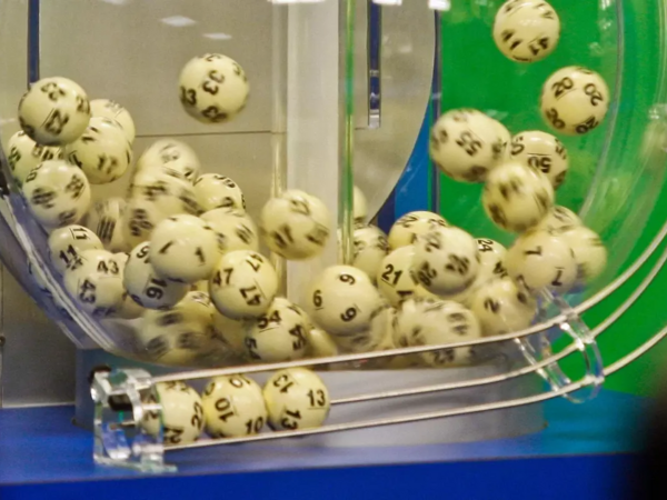 22 illik inadın mükafatı: Eyni nömrələrlə böyük cekpotu qazandı