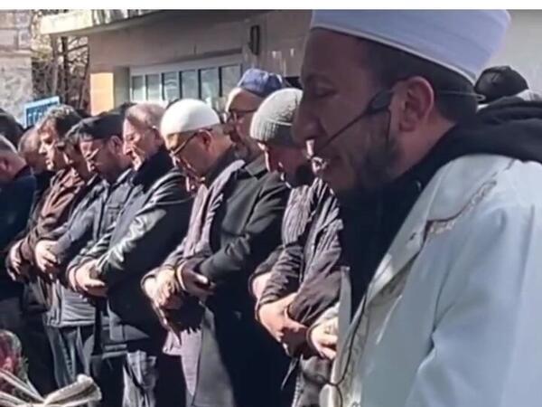 Cənazə namazında molla huşunu İTİRDİ - <span class="color_red">VİDEO</span>