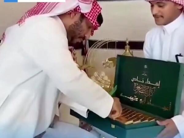 Gəlinin qardaşı bəyin ailəsinə qızıl külçələr HƏDİYYƏ ETDİ - <span class="color_red">VİDEO</span>