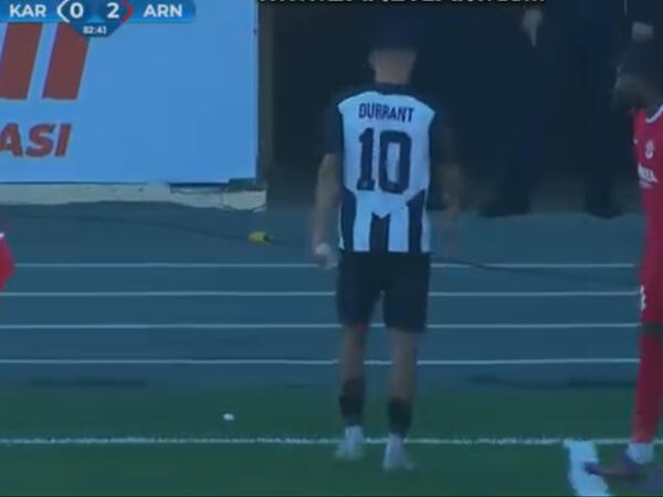 “Oynaya bilmirəm” deyib özbaşına meydanı tərk etdi