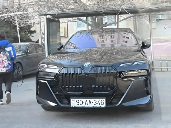 “AA” seriyalı avtomobilin sürücüsündən QANUNSUZLUQ - Dayanacaqda park ETDİ