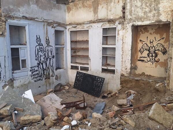 “Sovetski”də sökülən evin divarlarındakı rəsmlər DİQQƏT ÇƏKDİ