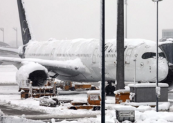 Uçuşlar təcili dayandırıldı, 500-ə yaxın sərnişin təyyarədə qaldı