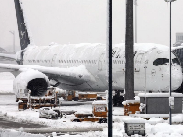 Uçuşlar təcili dayandırıldı, 500-ə yaxın sərnişin təyyarədə qaldı