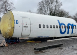 Satın aldığı təyyarəni bağçasında basdıracaq - <span class="color_red">FOTO</span>