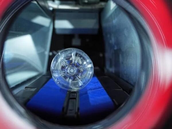 Topladıqları plastik şüşələrlə ev satın alırlar