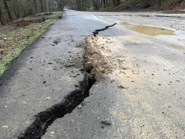 7 kəndi birləşdirən yolda güclü sürüşmə OLDU