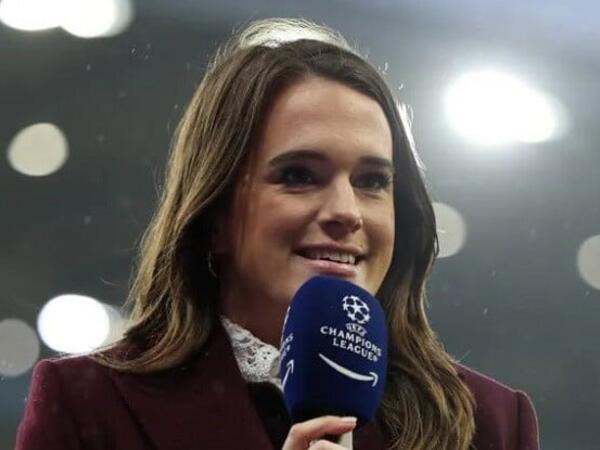 "Qarabağ"ın oyununa xanım jurnalist niyə ayaqyalın ÇIXIB? - <span class="color_red">FOTO</span>