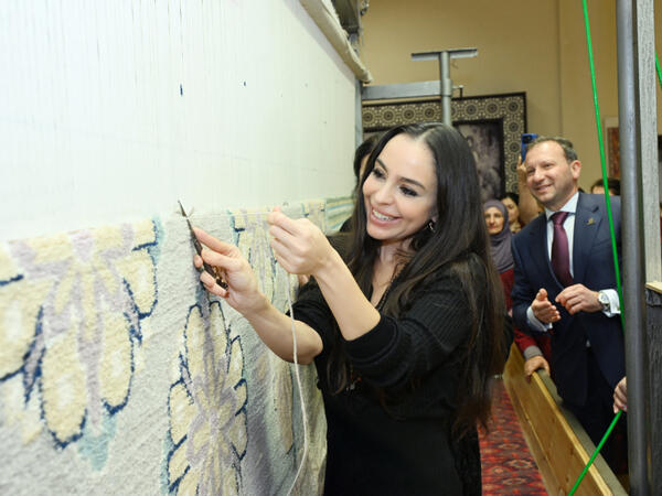 Leyla Əliyeva "Azərxalça"nın Şuşa məscidi üçün hazırladığı xalçaların kəsim mərasimində - <span class="color_red">FOTO</span>