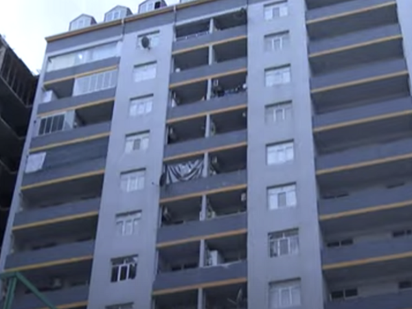 Bakıda 13-cü mərtəbədən yıxılan gənc SAĞ QALDI