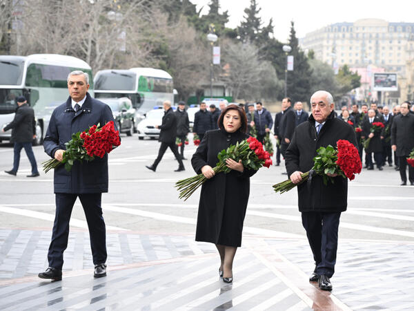 Dövlət və hökumət rəsmiləri Xocalı soyqırımı abidəsini ziyarət ediblər - <span class="color_red">FOTO</span>