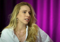 "10 kişi ilə eşqbazlıq edirəm"