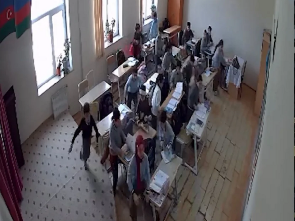 Şagirdlər zəlzələyə belə yaxalandılar - <span class="color_red">ANBAAN VİDEO</span>