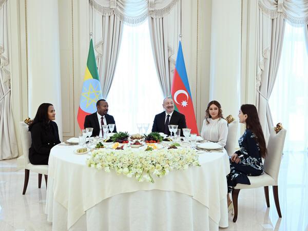 Prezident İlham Əliyevin və Birinci xanım Mehriban Əliyevanın adından Efiopiyanın Baş nazirinin və xanımının şərəfinə rəsmi nahar verilib - VİDEO