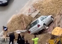 Sumqayıtda maşın qazıntı sahəsinə düşdü - <span class="color_red">VİDEO</span>