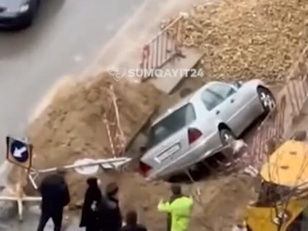 Sumqayıtda maşın qazıntı sahəsinə düşdü - <span class="color_red">VİDEO</span>