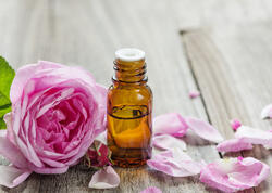 30 gün gül yağı qoxlayın, faydası çoxdur