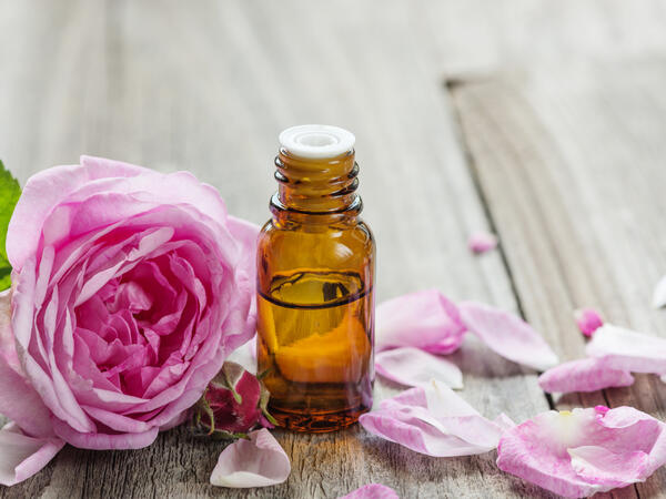 30 gün gül yağı qoxlayın, faydası çoxdur