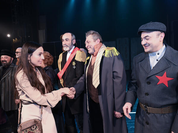 Heydər Əliyev Fondunun vitse-prezidenti Leyla Əliyeva “Neft bumu hamıya gülümsəyir” tamaşasının nümayişində iştirak edib - FOTO