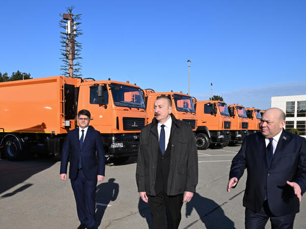 Prezident İlham Əliyev Bakıda məişət tullantıları daşıyan texnikalarla tanış olub - <span class="color_red">FOTO</span>