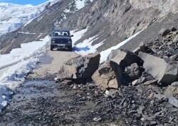 Bu yolda torpaq sürüşməsi: Qaya parçaları yola töküldü