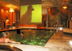 Gecəsi 20 min dollarlıq ev, cakuzi, qadınlar... - Klintonun yeni <span class="color_red">FOTOları</span>