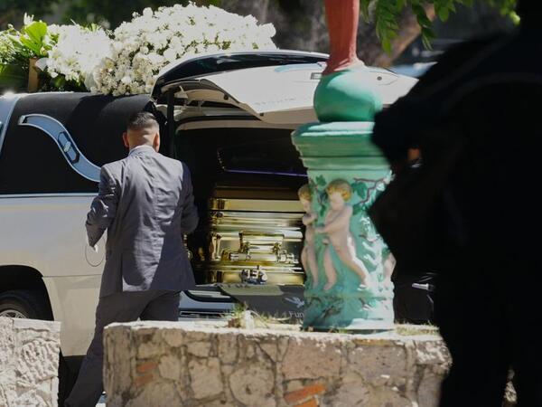 Qəbiristanlığa qızıl tabutda gətirildi - <span class="color_red">FOTO</span>