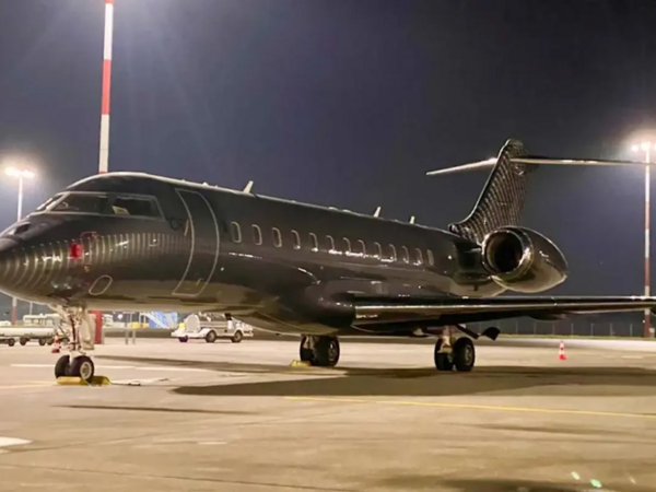 Müharibə təhlükəsinə görə 70 milyon avroluq təyyarəsi ilə ölkəni tərk etdi