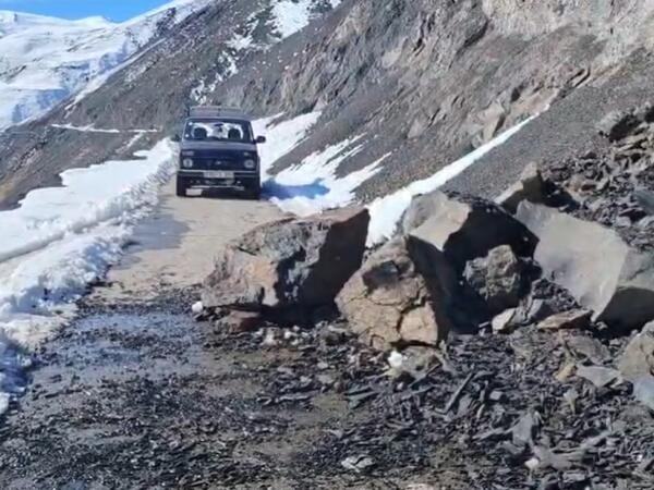 Bu yolda torpaq sürüşməsi: Qaya parçaları yola töküldü