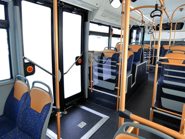 Avtobusda yer verməyən protez ayaqlı gəncin üzərinə OTURDU - <span class="color_red">VİDEO</span>