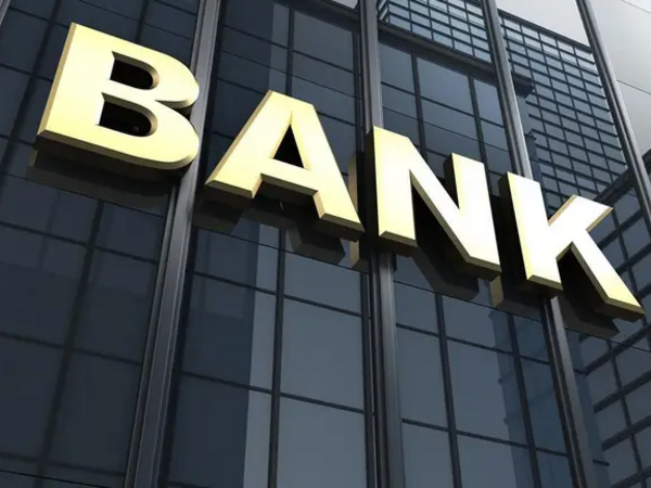 Varlıların bank hesablarından kasıblara PUL KÖÇÜRƏN bank müdiri - <span class="color_red">VİDEO</span>