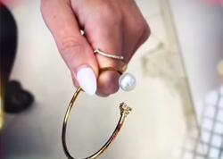 750 əyar qızıl buna görə rəngini dəyişirmiş