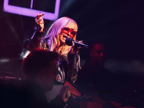 Əsl yaşlarını gizlədən ULDUZLAR