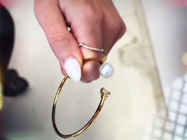 750 əyar qızıl buna görə rəngini dəyişirmiş