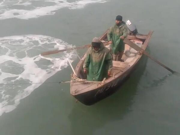 Xəzərdə köməksiz qalan azərbaycanlılar xilas edildi - <span class="color_red">FOTO</span>