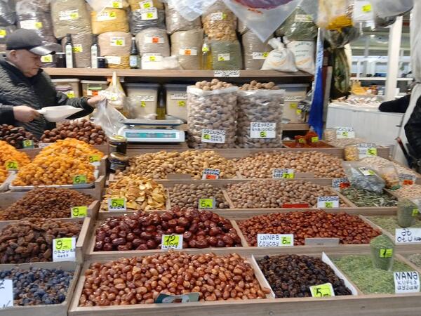 “8-ci km" bazarında bayramqabağı QİYMƏTLƏR: Qoz ləpəsi 18, fındıq 24 manat - <span class="color_red">FOTO</span>