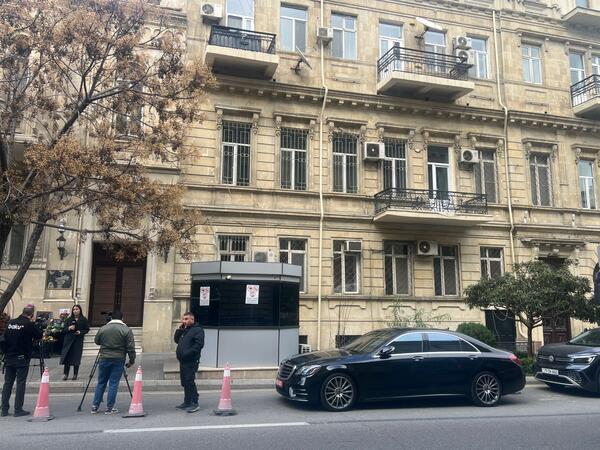 İran səfirliyi jurnalistlərin suallarını cavablandırmadı - <span class="color_red">FOTO</span>