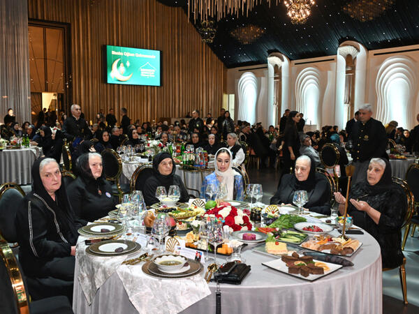Leyla Əliyeva şəhid ailələri ilə birlikdə iftar süfrəsində iştirak edib (FOTO)