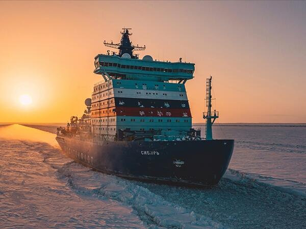 Arktika bölgəsinə maraq buzlu sularda yol açan buzqıran gəmilərə ehtiyacı artırır