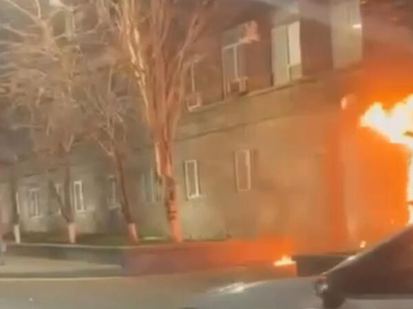 Ermənistan Milli Təhlükəsizlik Xidmətinin binasını yandırmağa cəhd ediblər - VİDEO