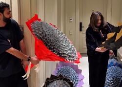 Anasına 8 pul buketi hədiyyə verdi