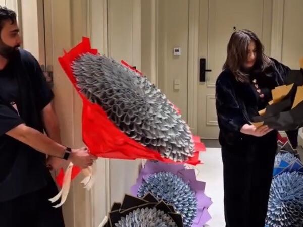 Anasına 8 pul buketi hədiyyə verdi