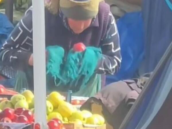 Bazarda satıcı almanı tüpürüb SİLİR - <span class="color_red">VİDEO</span>