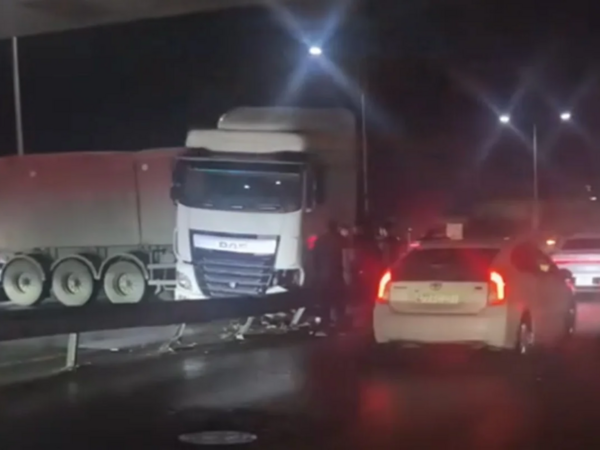 Bakı-Sumqayıt yolunda ağır QƏZA - Yük maşını arakəsməyə çırpıldı