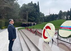 Azərbaycan Qızıl Aypara Cəmiyyətinin əməkdaşları Fəxri xiyabanı ziyarət ediblər - <span class="color_red">FOTO</span>