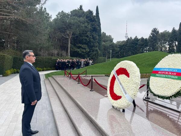 Azərbaycan Qızıl Aypara Cəmiyyətinin əməkdaşları Fəxri xiyabanı ziyarət ediblər - <span class="color_red">FOTO</span>