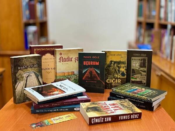 Yunus Oğuz Prezident Kitabxanasına qiymətli nəşrlər hədiyyə etdi