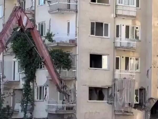 Bina bir "toxunuşla" yerlə-yeksan oldu - <span class="color_red">VİDEO</span>