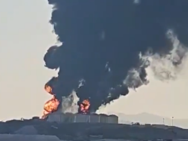 İran Omanın yanacaq anbarlarına zərbə endirib, güclü yanğın başlayıb